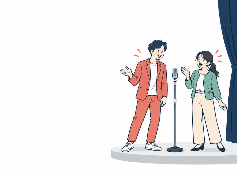 スタンドマイクをはさんで並び、手ぶりをまじえて話す男女