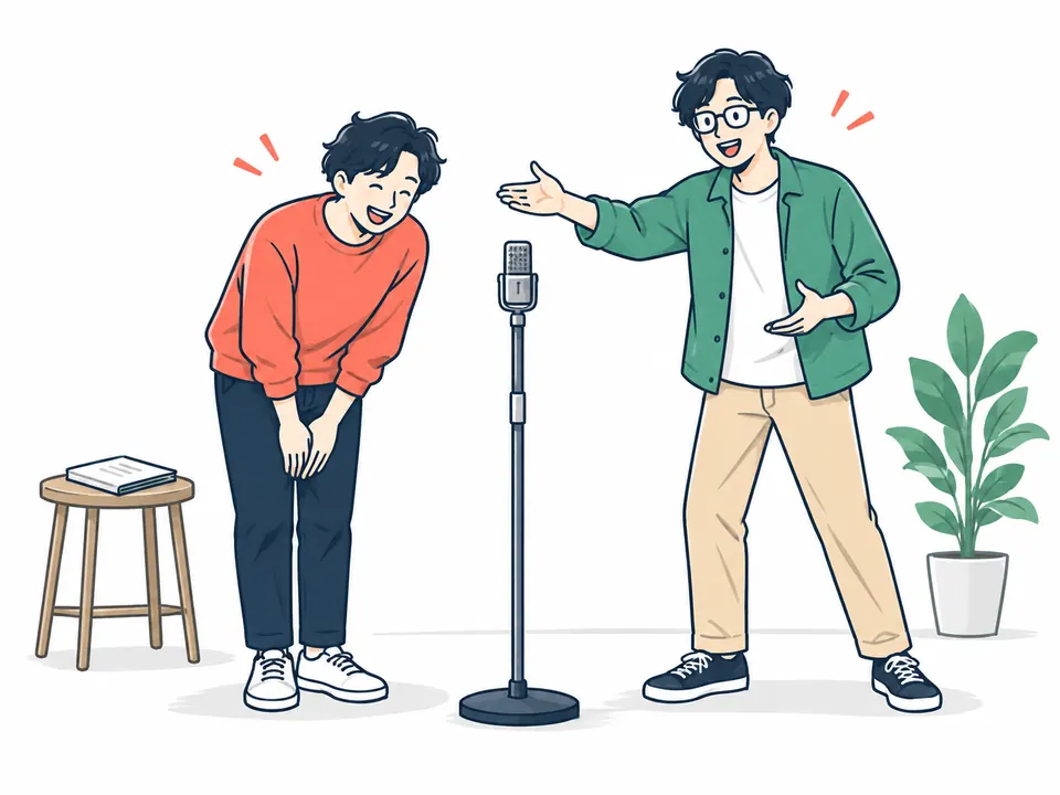 センターマイクの前で、相方を紹介しながら漫才を始める2人